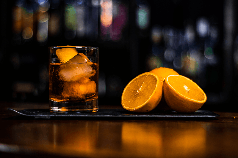 Negroni en The Whisper, Coctelería Alicante, Cocteles y combinados
